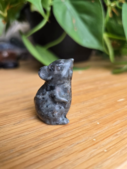 UV Reactive Sodalite (Yooperlite) Mouse